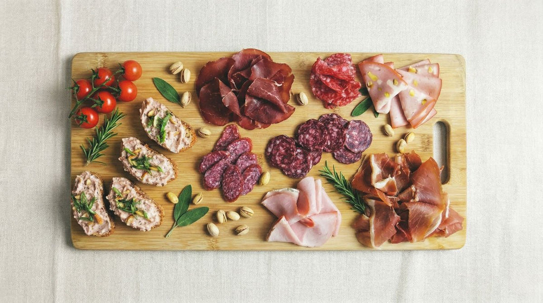 Comment servir un plateau de charcuterie : température, découpe et mise en place - Clementina
